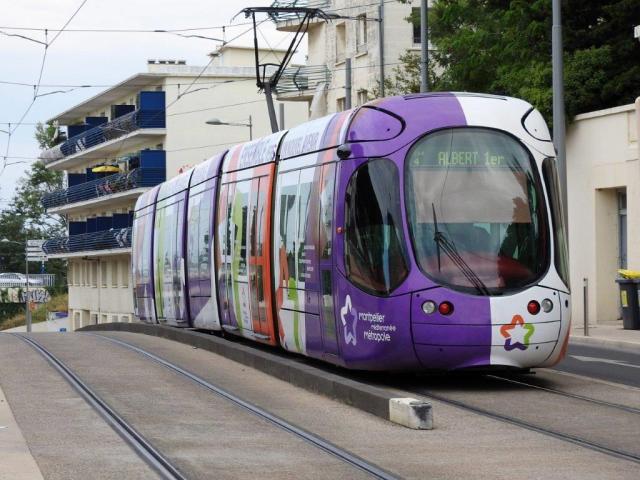 La rame 2049 Citadis 302 Alstom multilignes opérant sur la ligne 4, le jeudi 10 septembre 2015, est photographiée sur l'avenue de Maurin à Montpellier. Copyright : Anje34