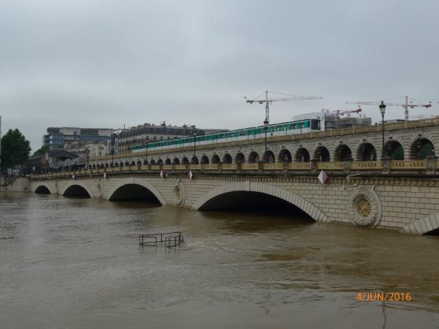 La Seine en crue à Paris au niveau du pont de Bercy surmonté du viaduc où circule une rame sur pneu MP 73 de la ligne 6 de métro entre les stations ""Quai de la Gare" et "Bercy". Photo prise le samedi 4 juin 2016. Copyright : Laure C